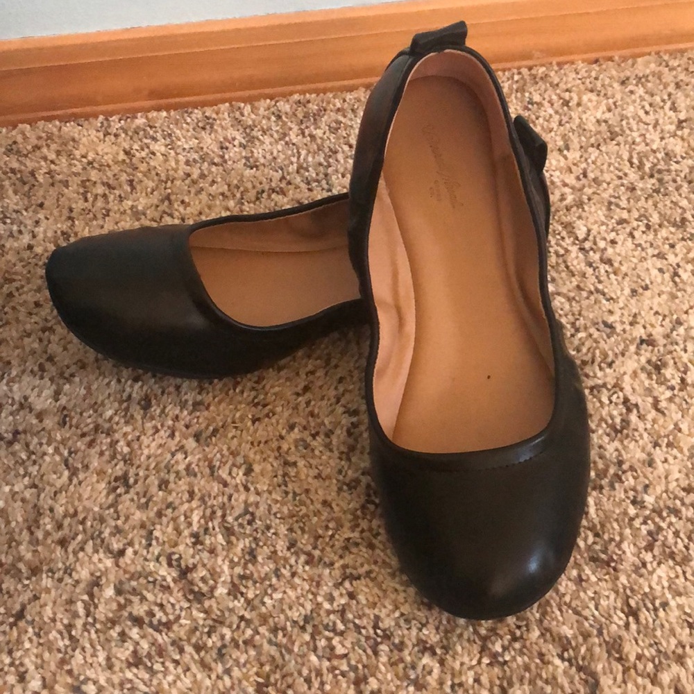 Universal Threads Black Flats